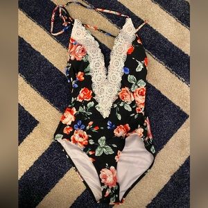 Cupshe one piece floral bathing swimsuit size medium